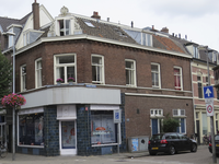 907561 Gezicht op het winkelhoekpand Baanstraat 1 te Utrecht, met op de voorgrond de Oudwijkerdwarsstraat.N.B. ...